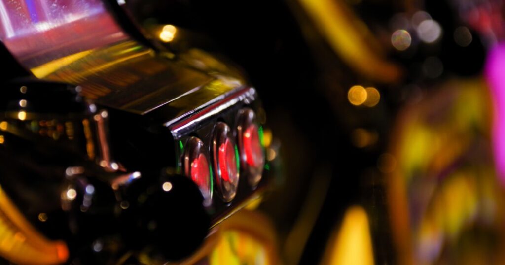 パチスロのメダル投入機とボタン